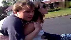 女大力士背起男人视频,展现惊人力量与毅力